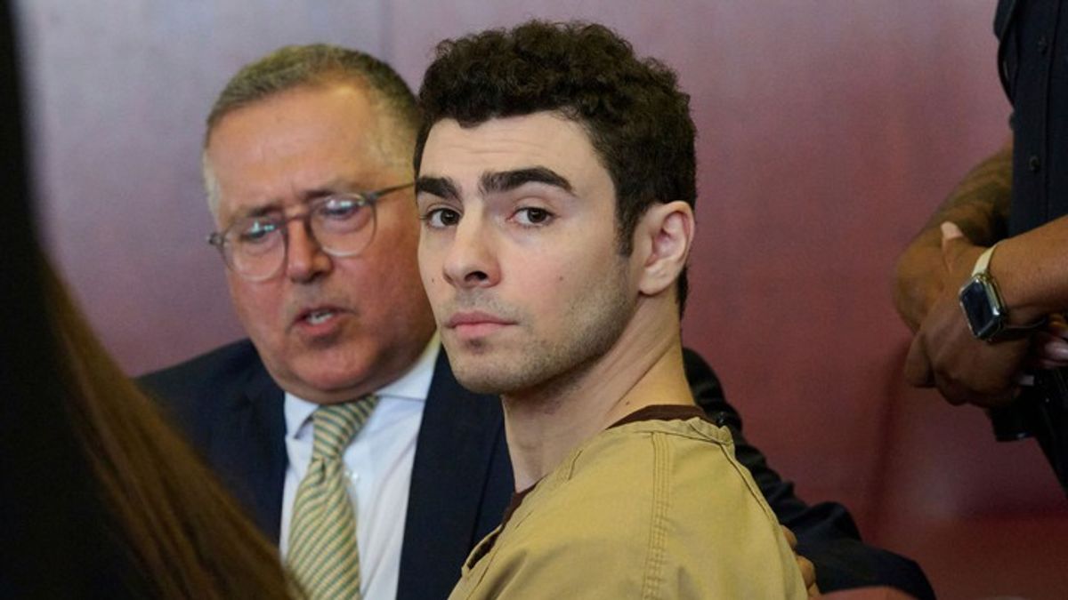 Luigi Mangione in court to fight to exclude gun, notes from evidence ...
