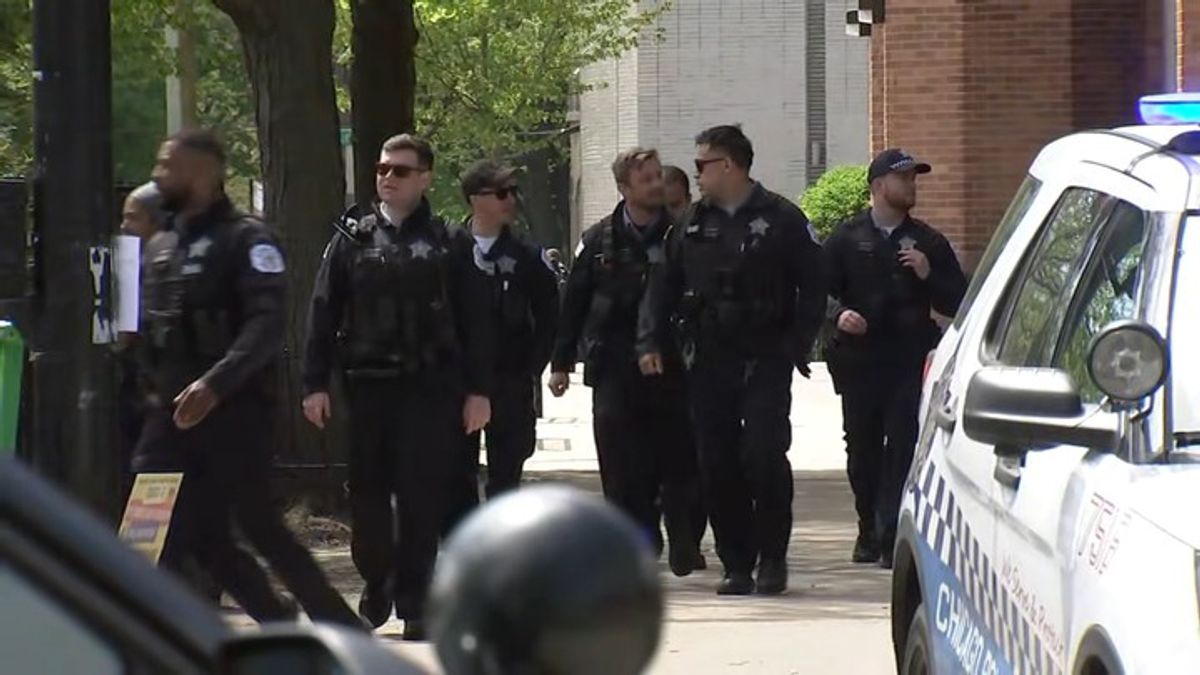 2 police officers wounded, 1 critically, in shooting at Chicago ...