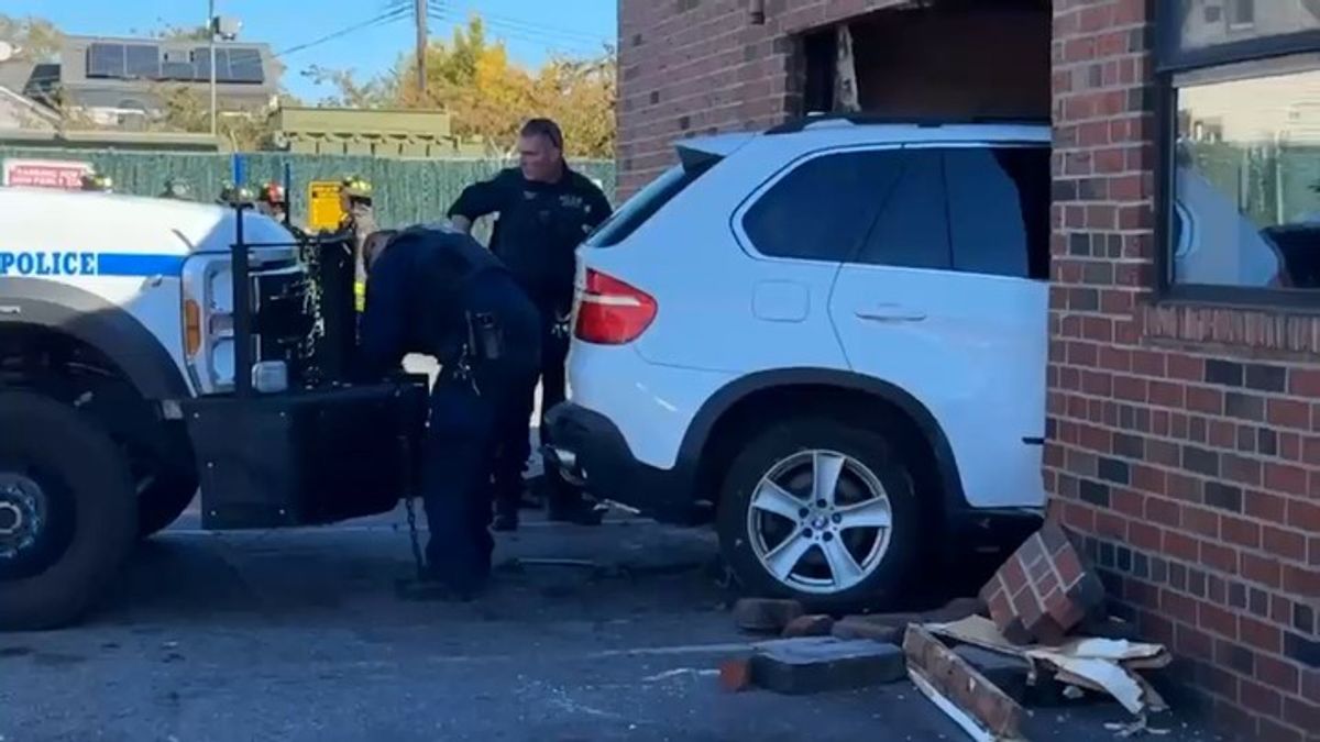 2 injured after car smashes into popular pizza shop in Howard Beach ...