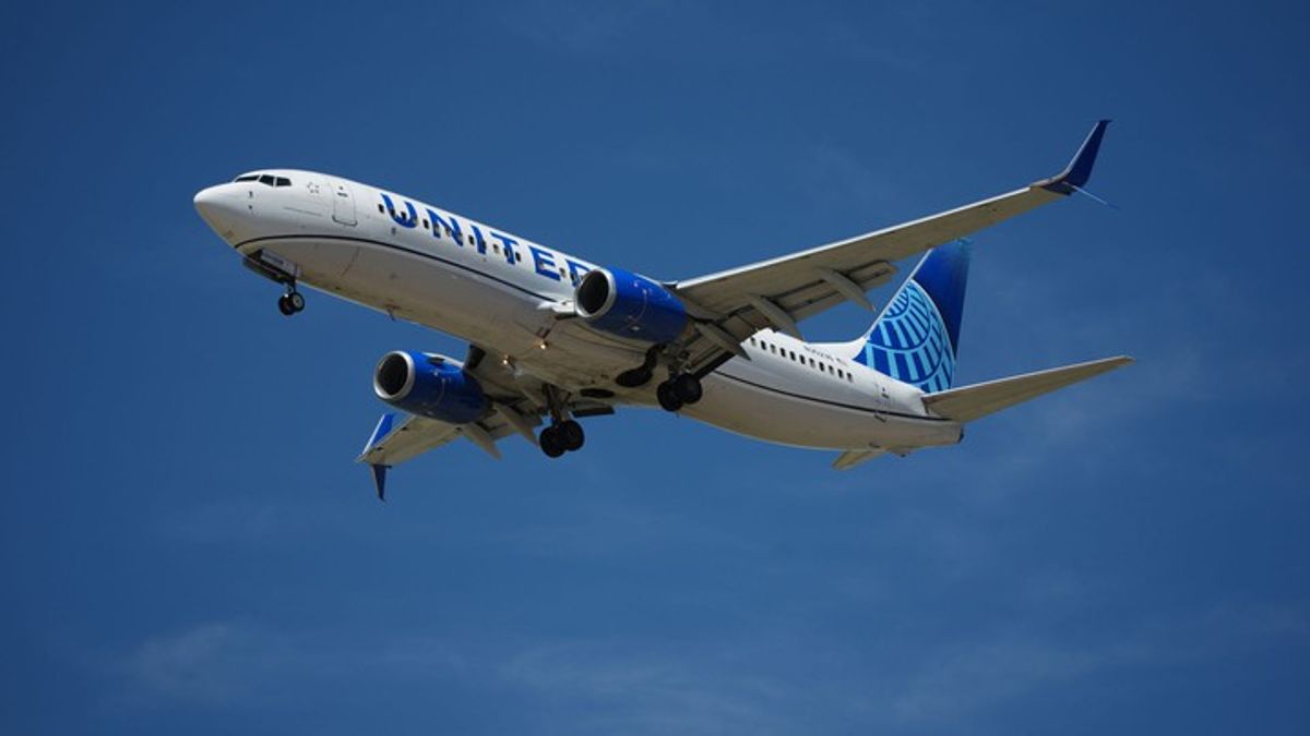United pilot reports almost hitting drone while landing at Newark ...