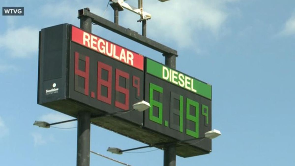 Average US gas prices keep climbing as peace talks continue | Haystack News