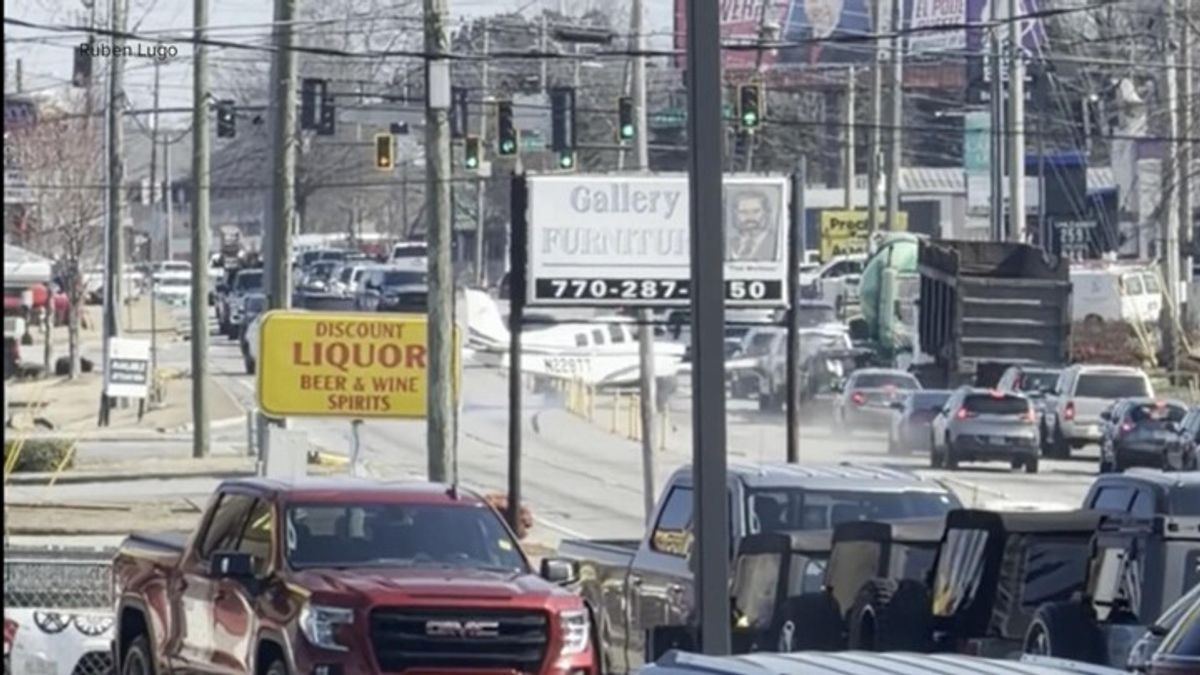 Small plane makes emergency landing on busy intersection in Georgia ...