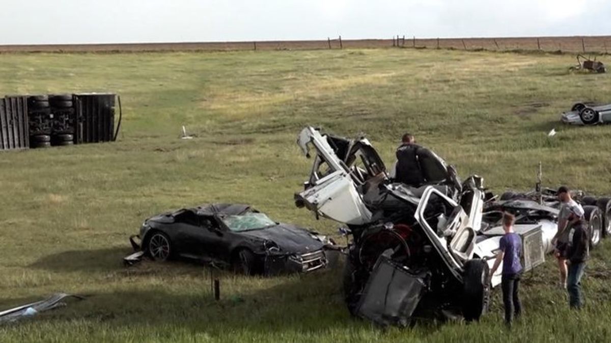 Watch Kansas tornado rip apart vehicles on highway | Haystack News