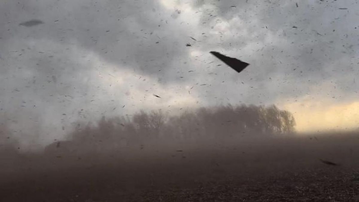 Storm chasers record incredible video from inside tornado | Haystack News