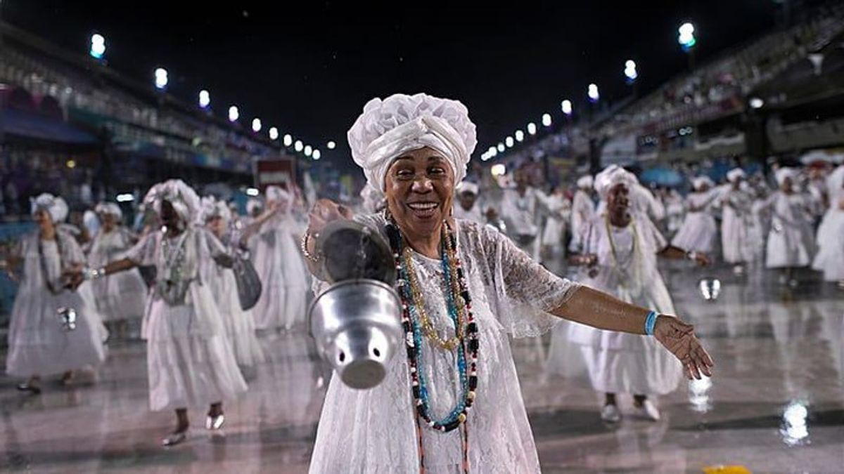 Spiritual cleansing ritual by Afro-Brazilian ahead of Rio carnival ...