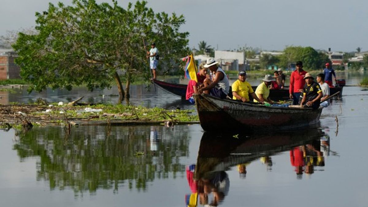 Floods trigger Colombia emergency: At least 14 killed and 150,000 ...