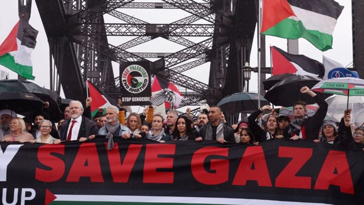 Mass Gaza solidarity rally shuts Sydney Harbour Bridge amid calls for ...