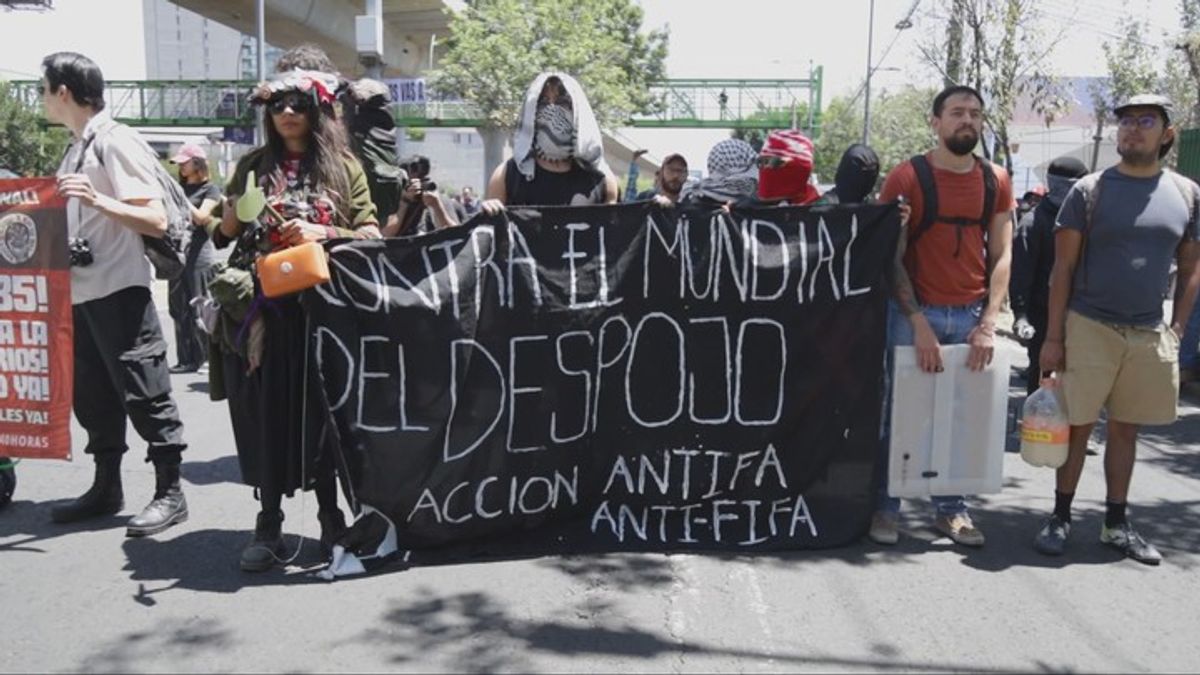 FIFA World Cup: Protests as football returns to Mexico City stadium ...