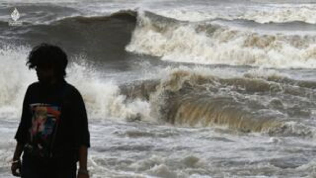 India & Pakistan cyclone: thousands evacuated in both countries ...
