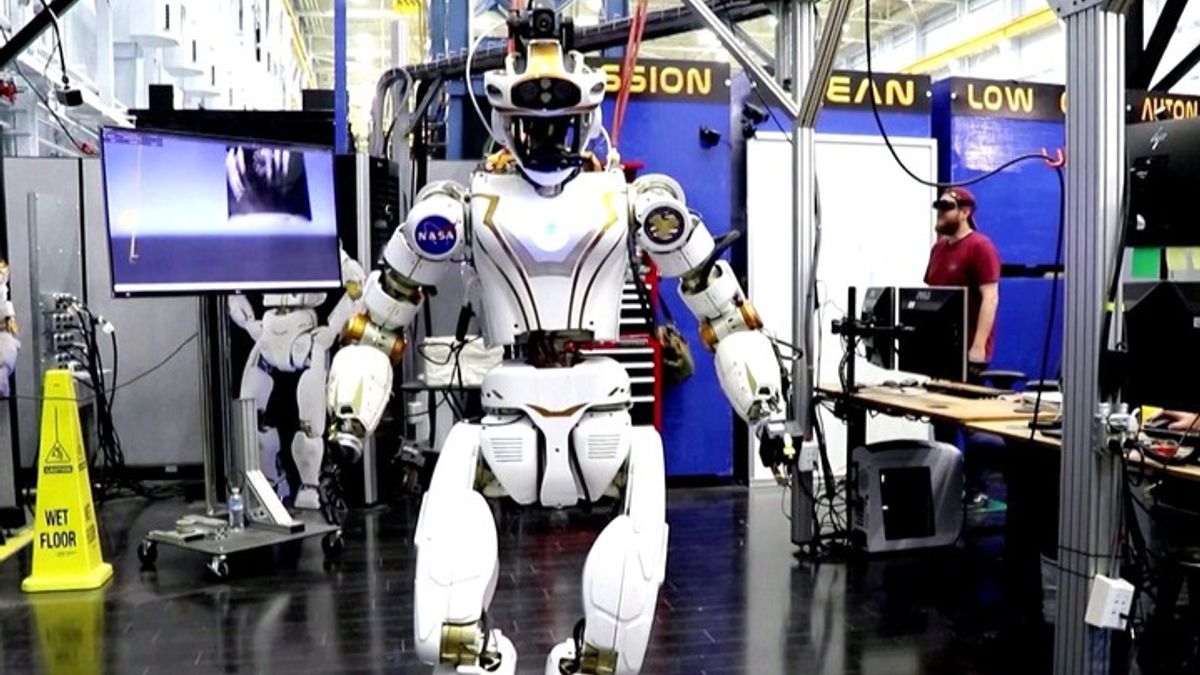 Introducing the Water-Spewing Robot Being Developed in Japan Being Used ...