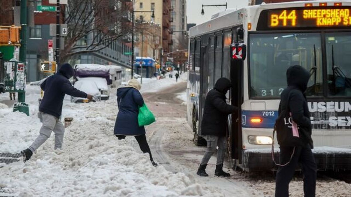 NYC Workers Face Messy Commute as Crews Work to Clear Snow | Haystack News