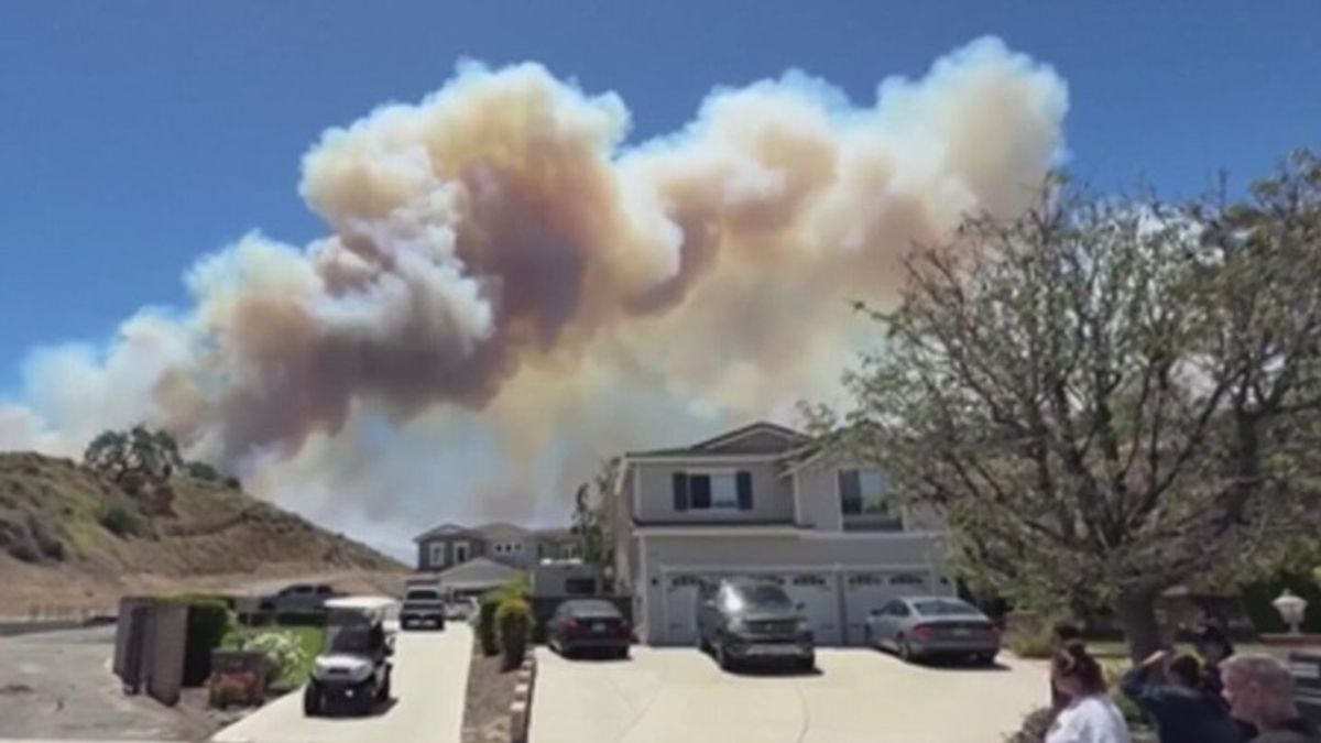Thousands forced to flee California wildfires | Haystack News