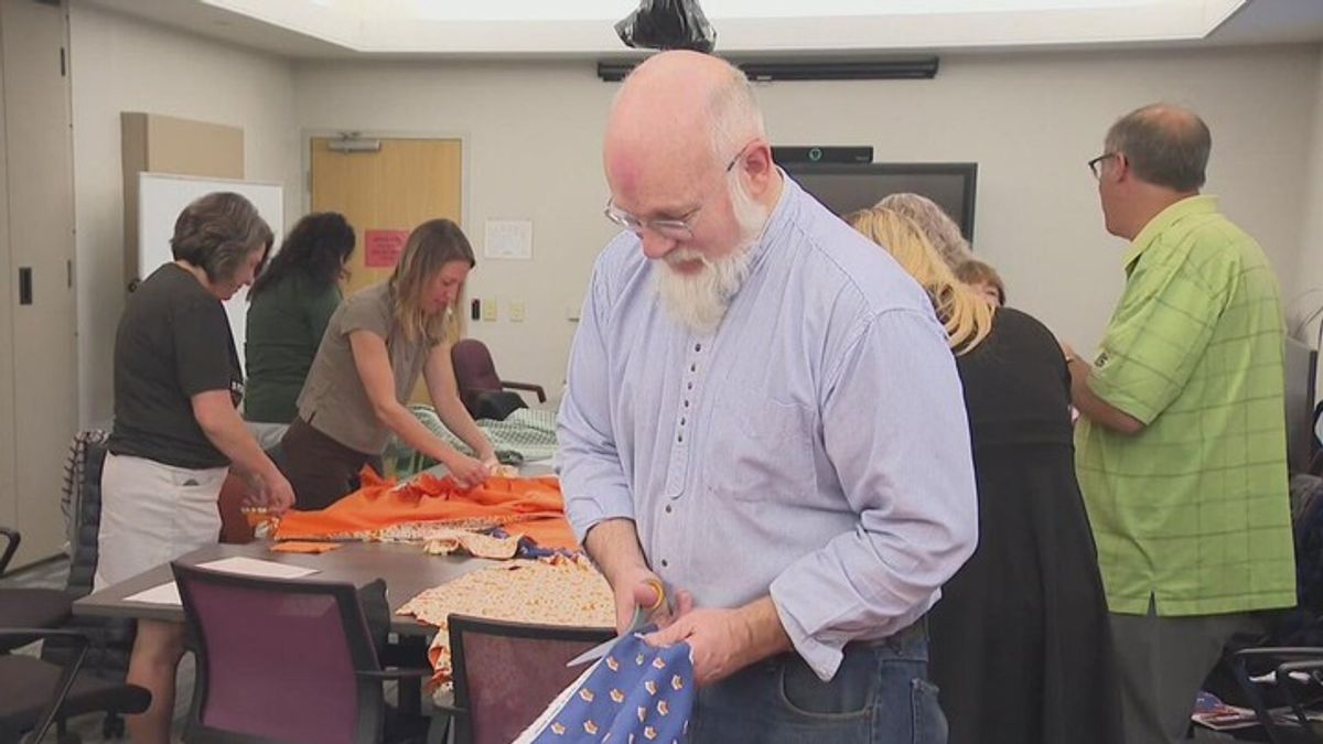 Volunteers honor 11 Pittsburgh synagogue shooting victims through day ...