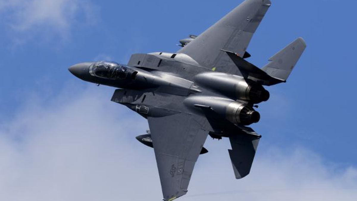1 of 2 crew members rescued after U.S. fighter jet goes down over Iran ...