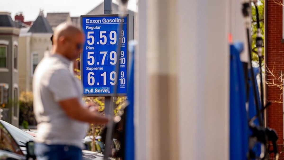 U.S. Gas Prices Top $4 a Gallon for First Time in Three Years ...