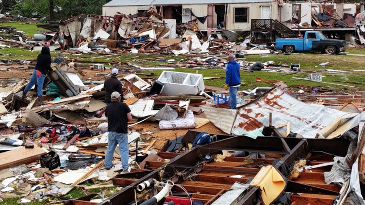Tornadoes leave trails of debris in southern Mississippi | Haystack News