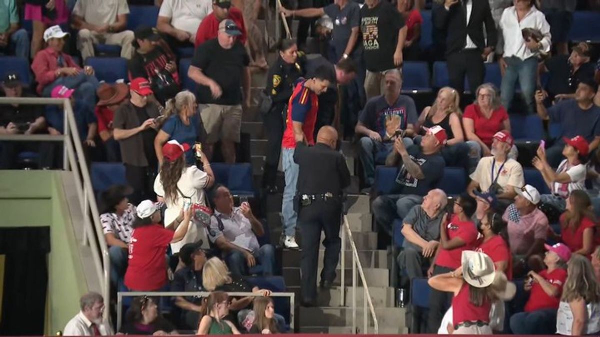 Trump repeatedly interrupted by protesters during Texas rally ...