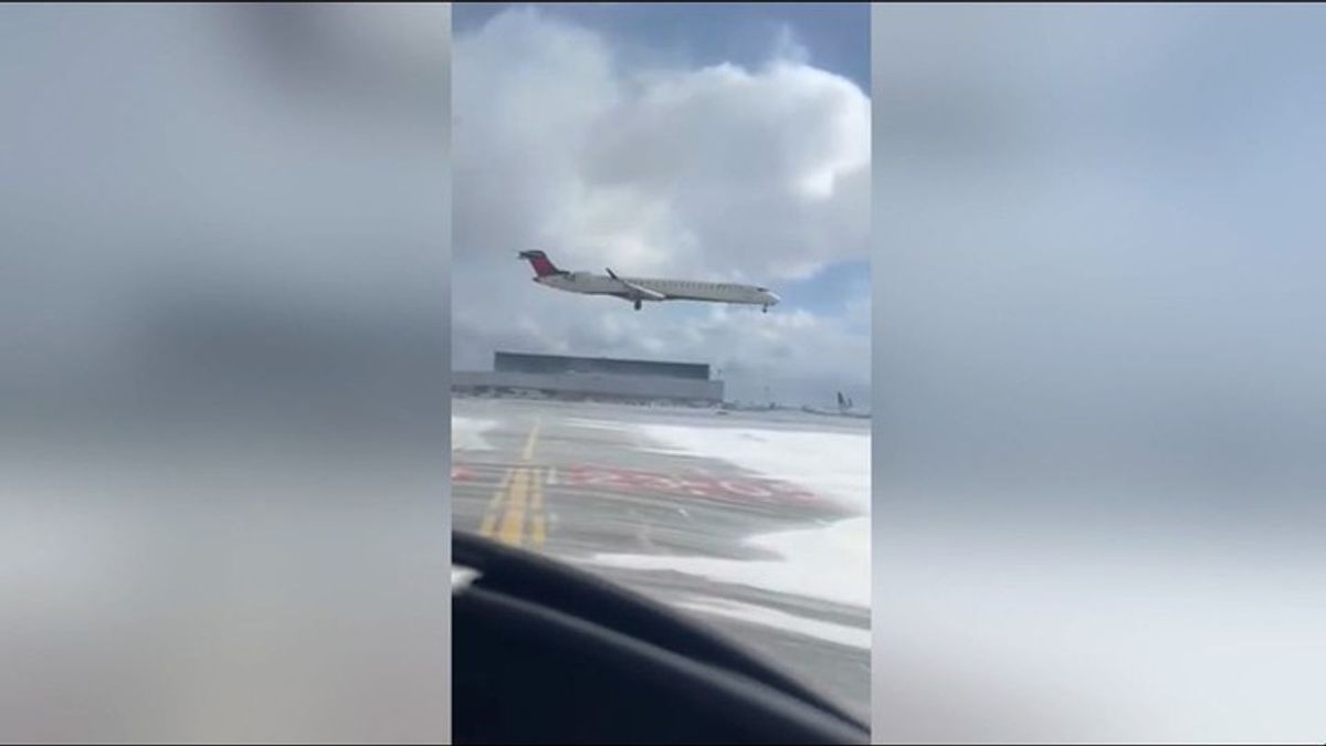 New video shows moment Delta plane flips upside down while landing ...