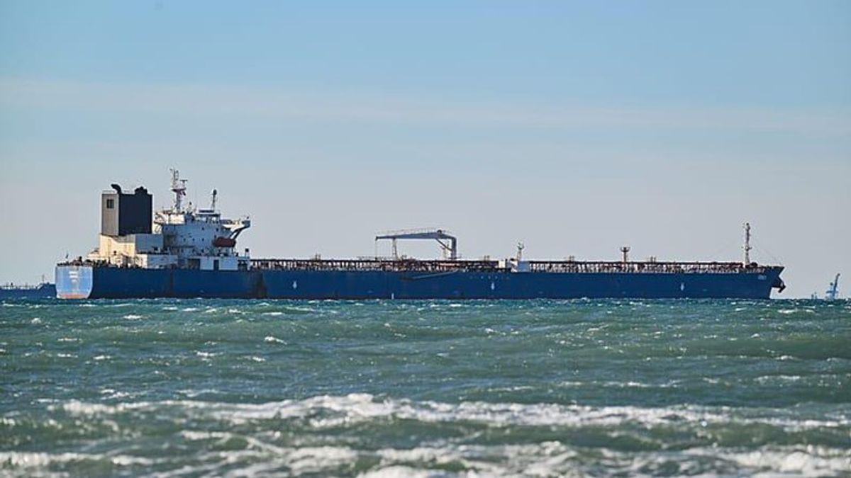 Moment French navy boards suspected Russian 'ghost fleet' tanker ...