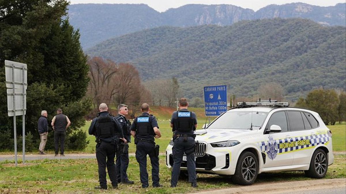 Manhunt for gunman in fatal shooting of two Australian police officers ...
