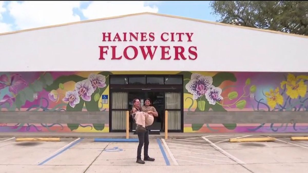 Artist paints meaningful flower shop mural | Haystack News