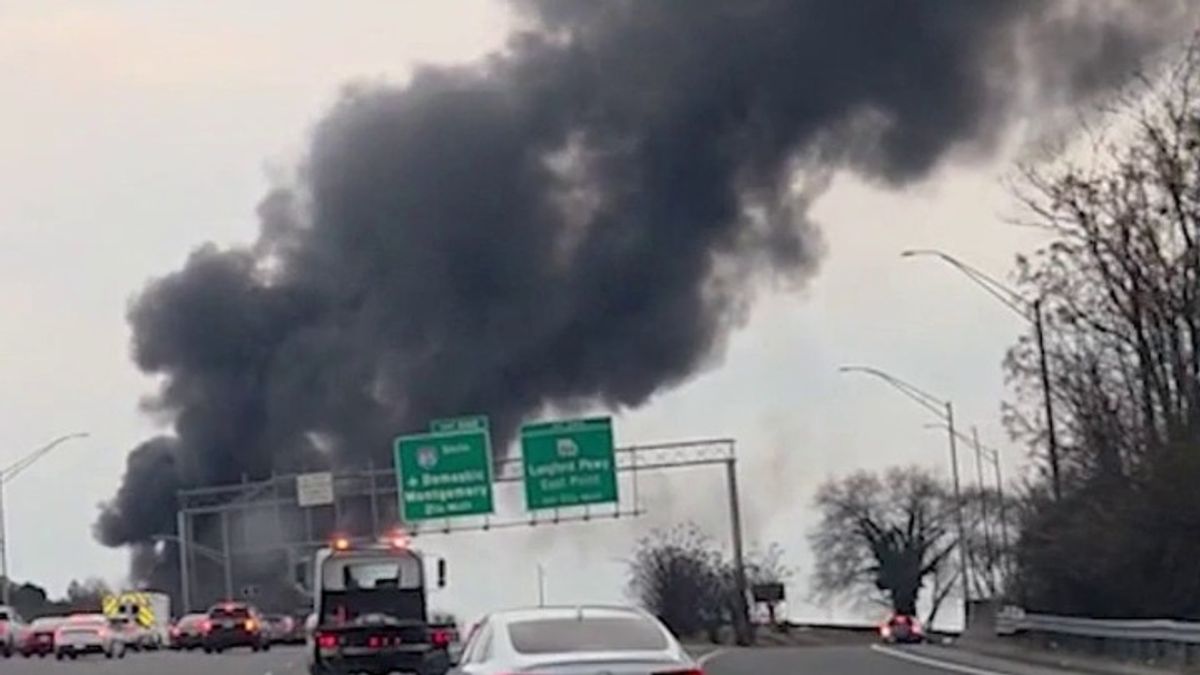 Crews battle massive vacant warehouse fire in Southwest Atlanta ...