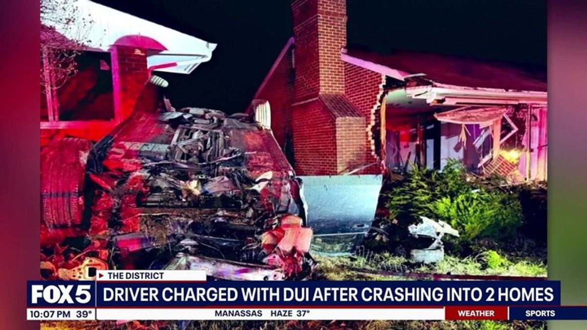 Driver charged with DUI after crashing into 2 homes in DC | Haystack News