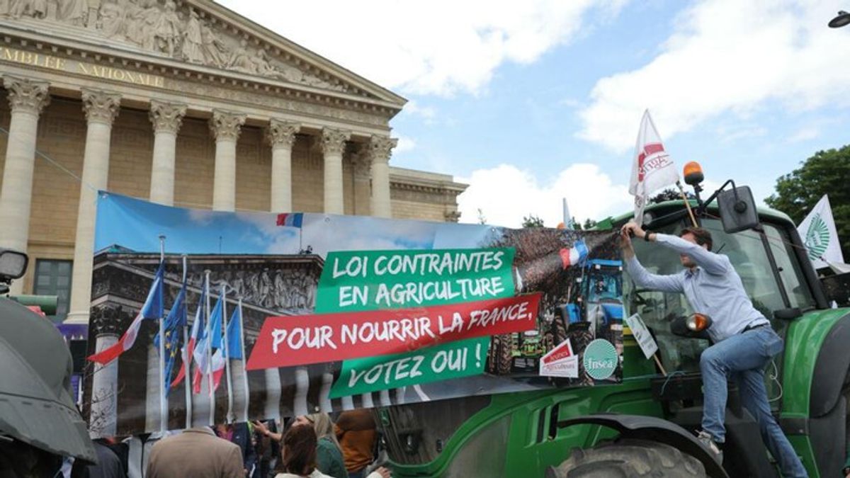French farmers protest against amendments filed by opposition lawmakers ...