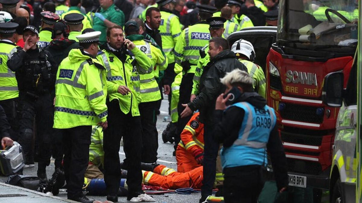 Car ploughs into Liverpool fan celebrations, injuring dozens | Haystack ...