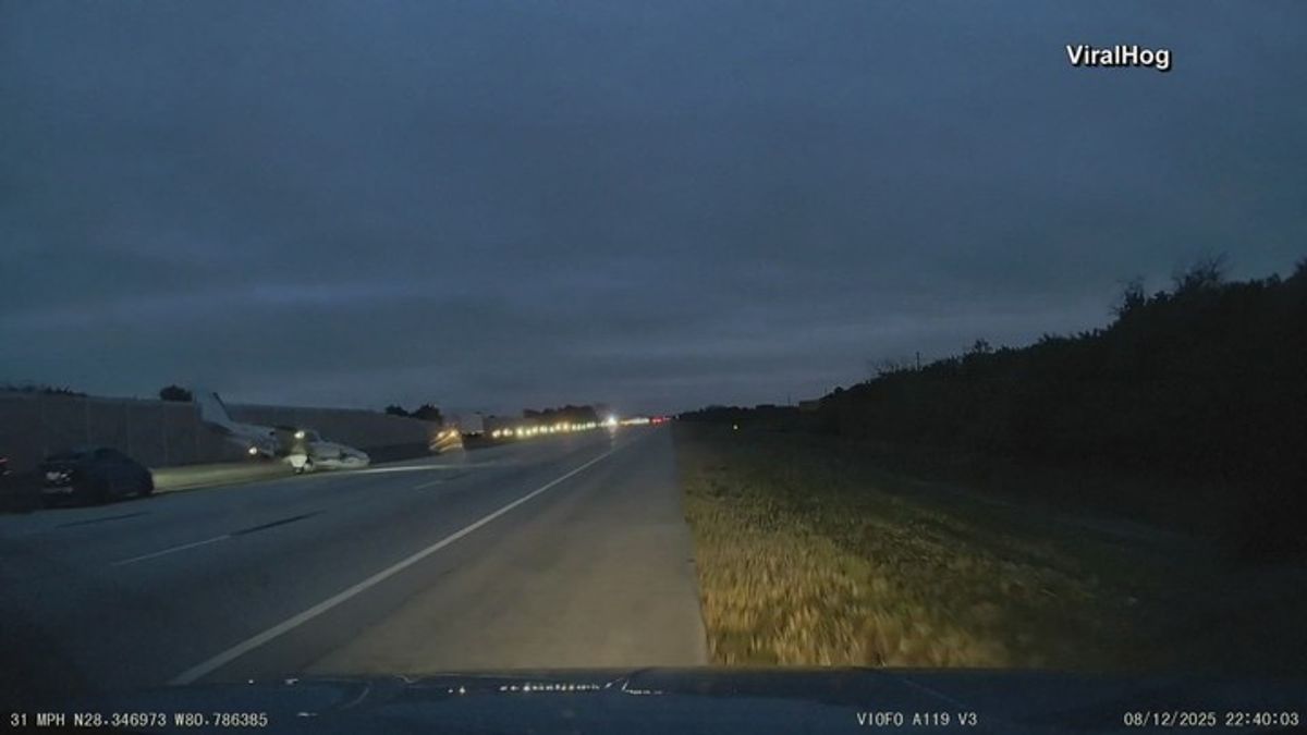 Plane crash lands on car during emergency landing on Florida highway ...