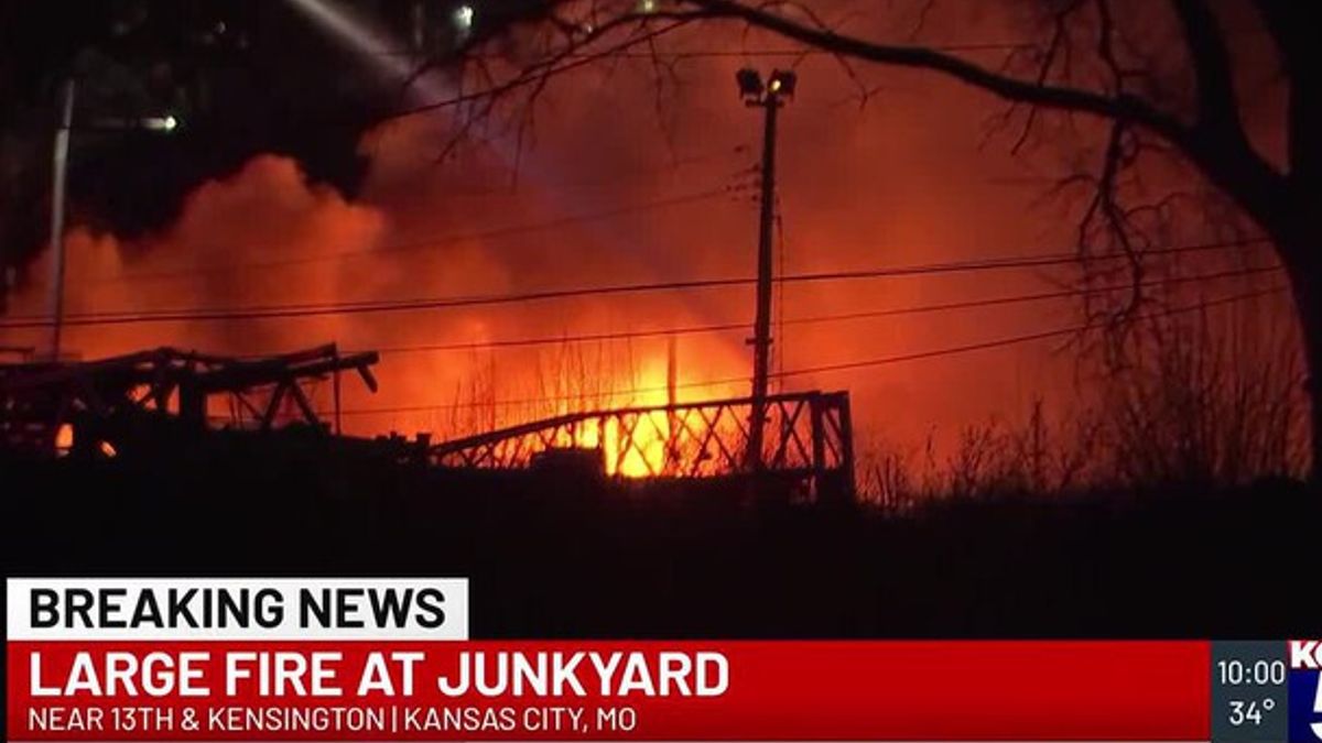 Firefighters battle massive junkyard fire in Kansas City | Haystack News