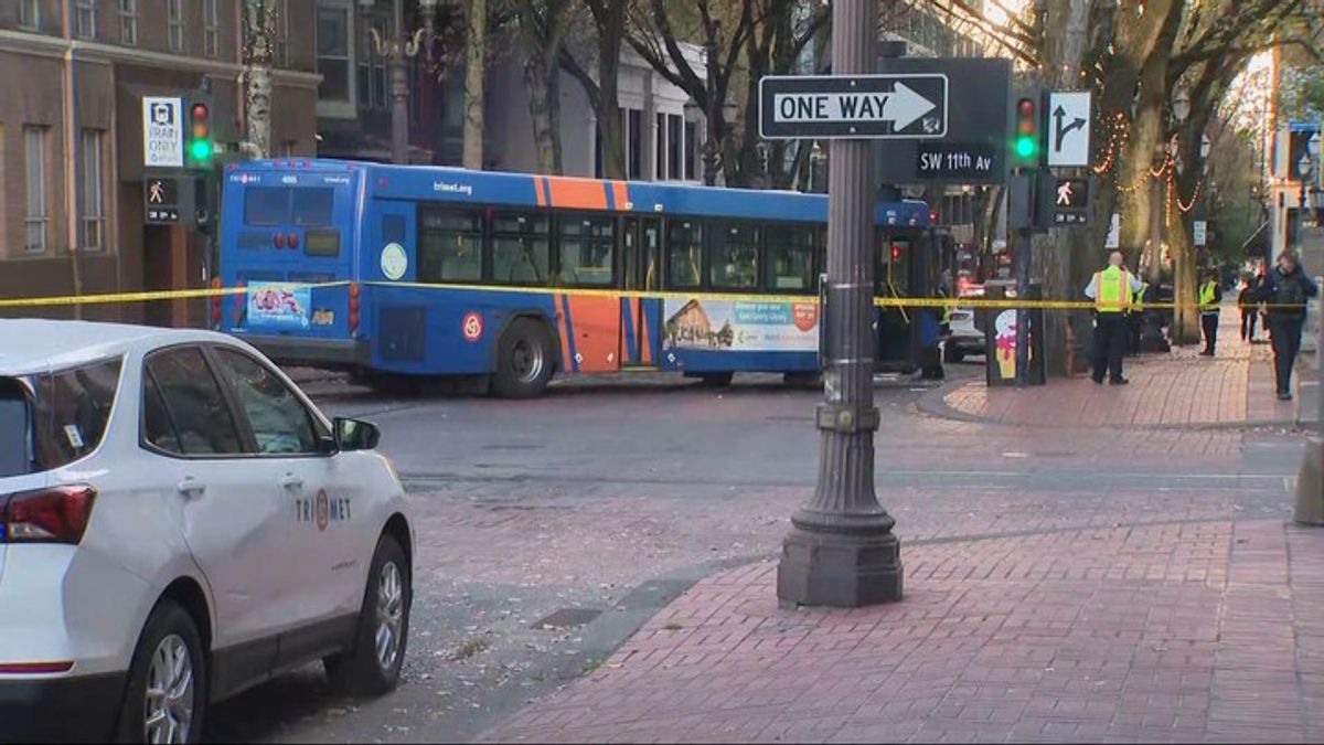 Pedestrian hospitalized after being hit and pinned under TriMet bus ...