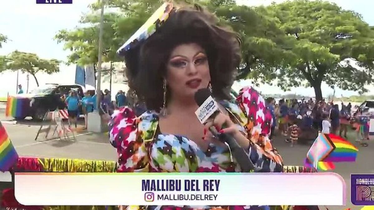 Mallibu Del Ray on the HNN float as final parade preparations underway ...