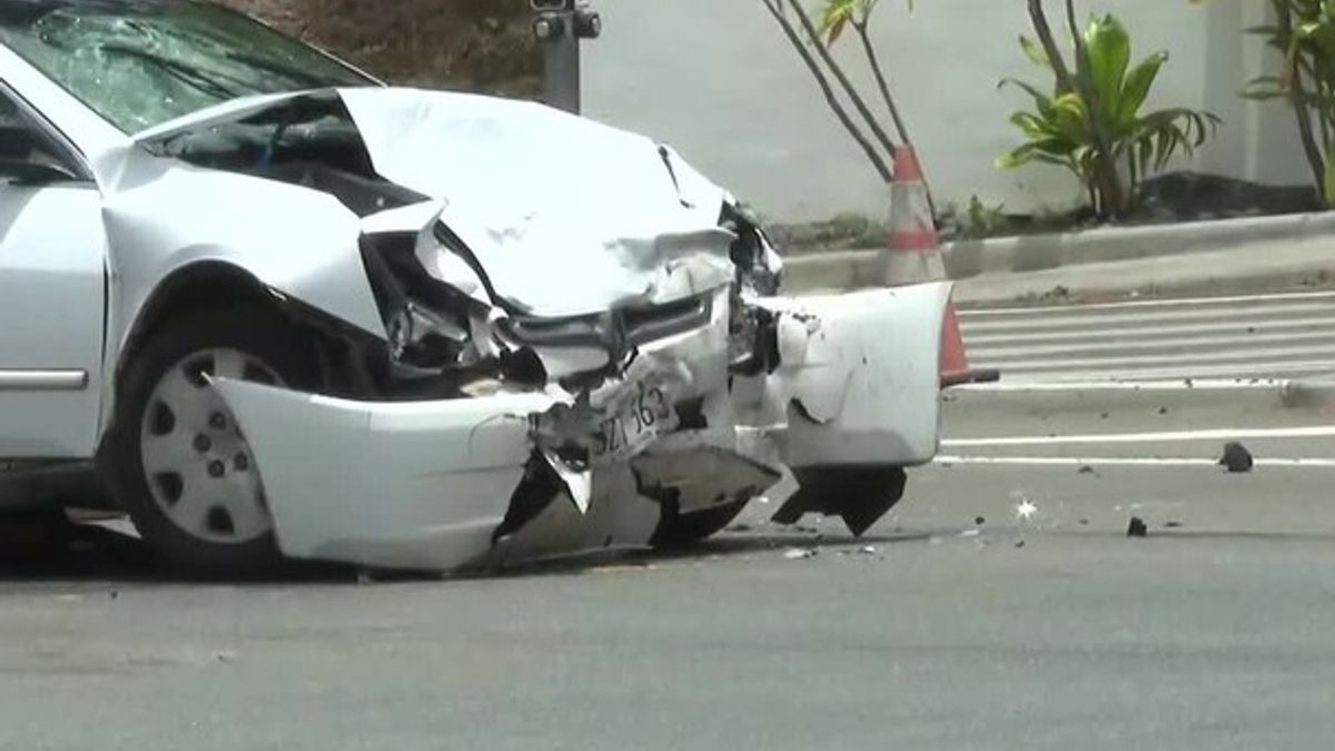 Woman dies after 2-vehicle crash in Halawa | Haystack News