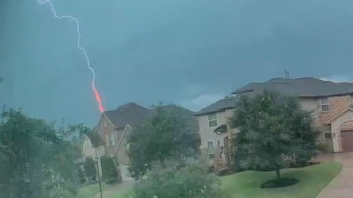 Lightning strike sparks house fire in Spring, Texas | Haystack News