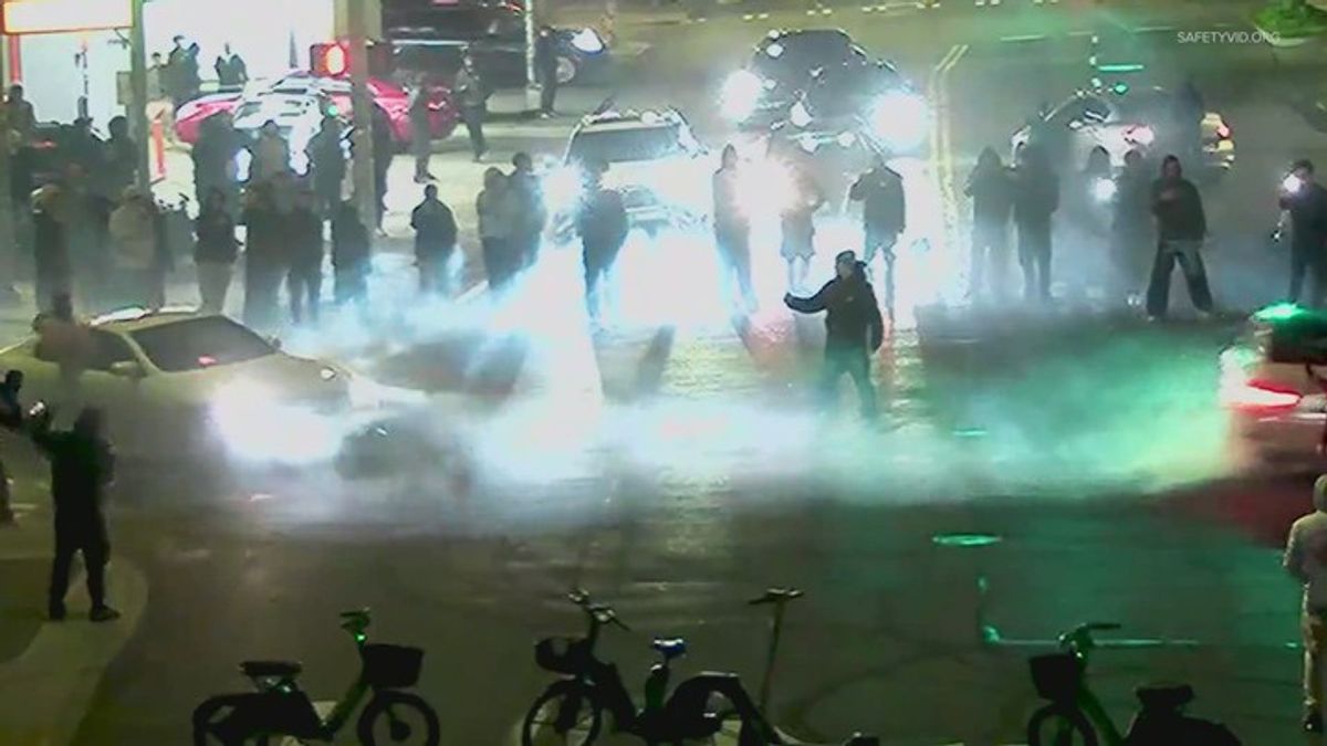 Street racers overtake Seattle intersection, blocking traffic with ...