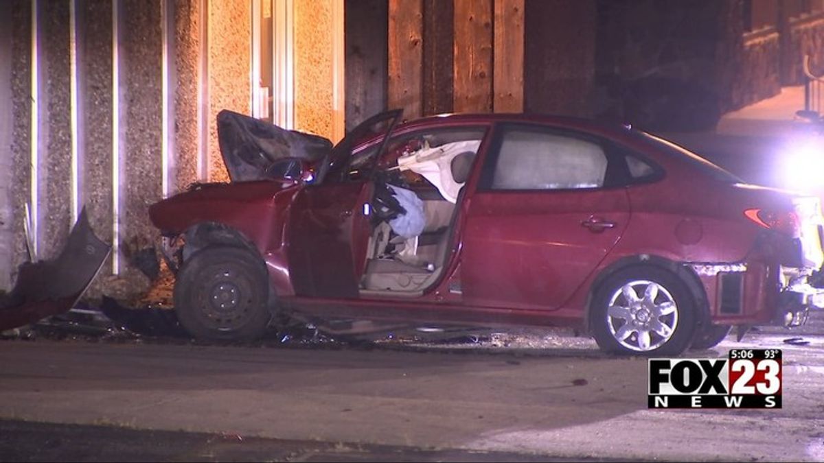 Man dead after car crashes into building in east Tulsa | Haystack News