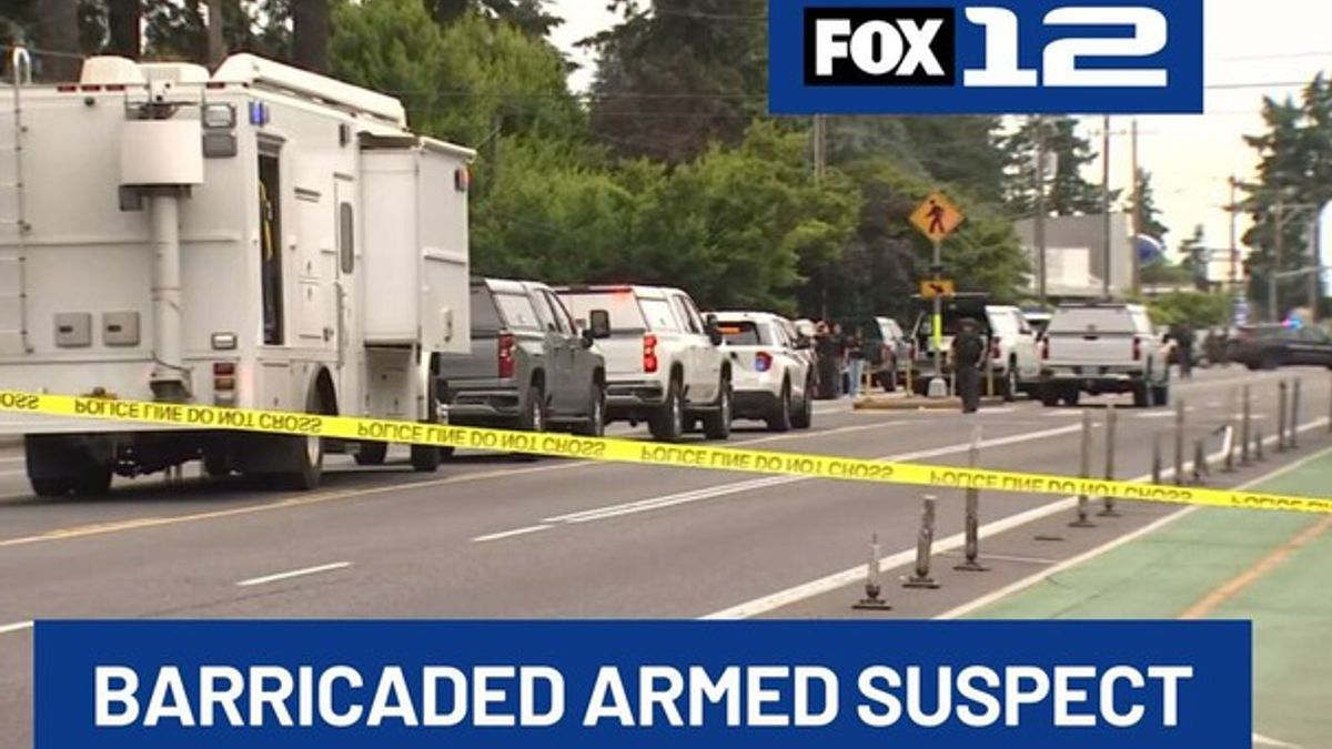 Police in standoff with armed suspect in NE Portland; hostage released ...