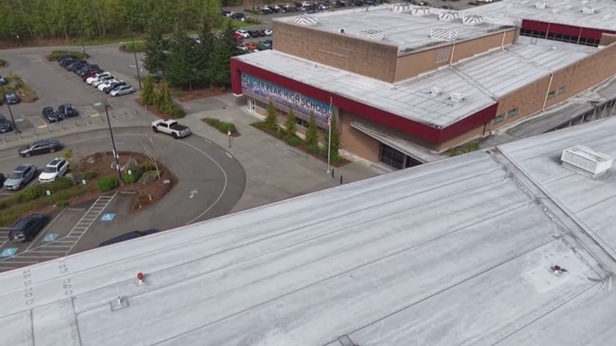 Snohomish teacher resigns after accidentally showing class nude photos