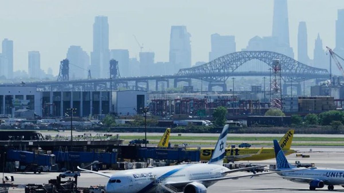 Authorities investigating close call between Alaska Airlines and FedEx ...