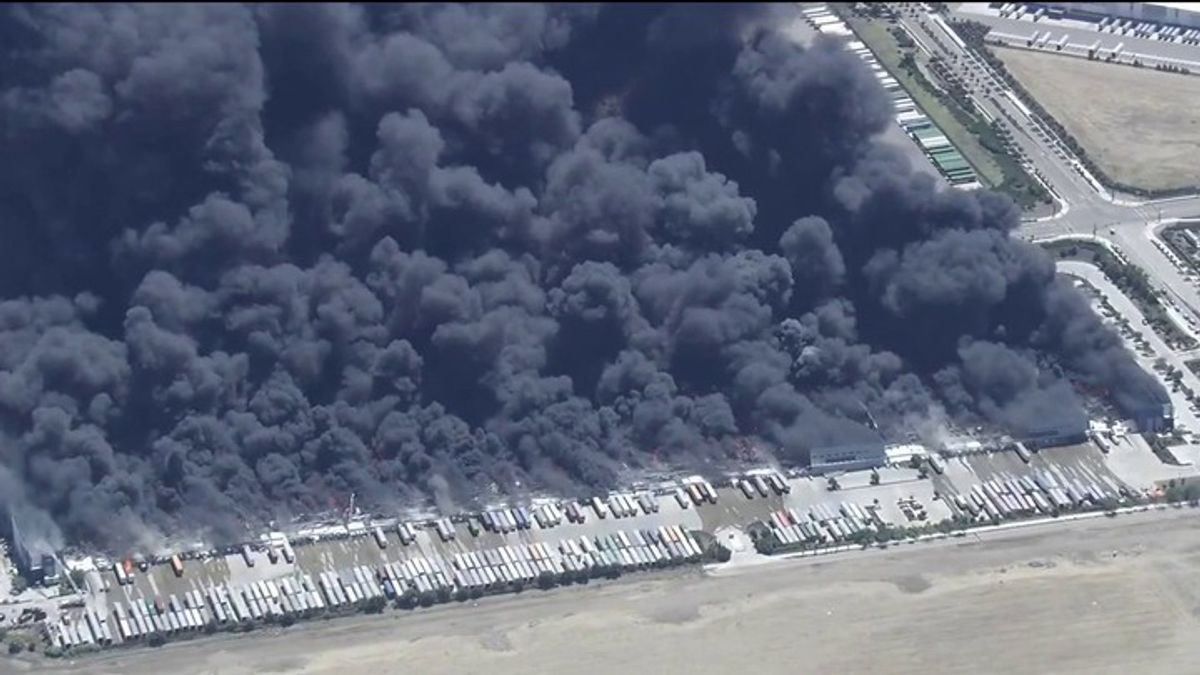 Tracy warehouse fire: 5-alarm fire at medical supply warehouse ...