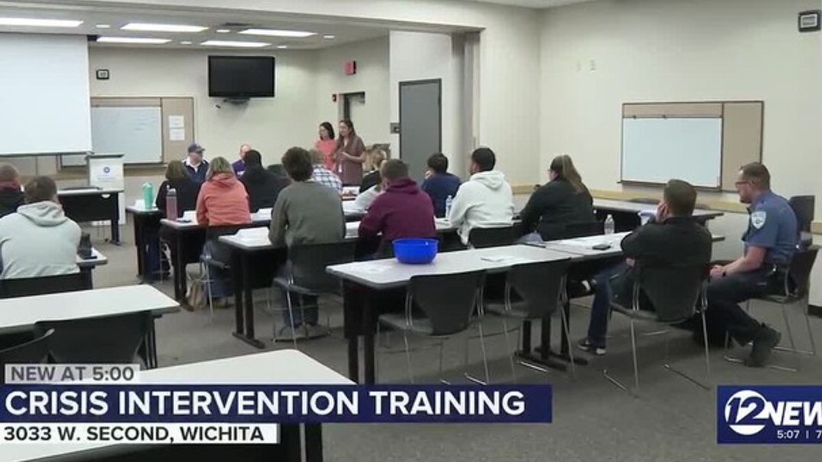 Law enforcement receives crisis intervention training | Haystack News