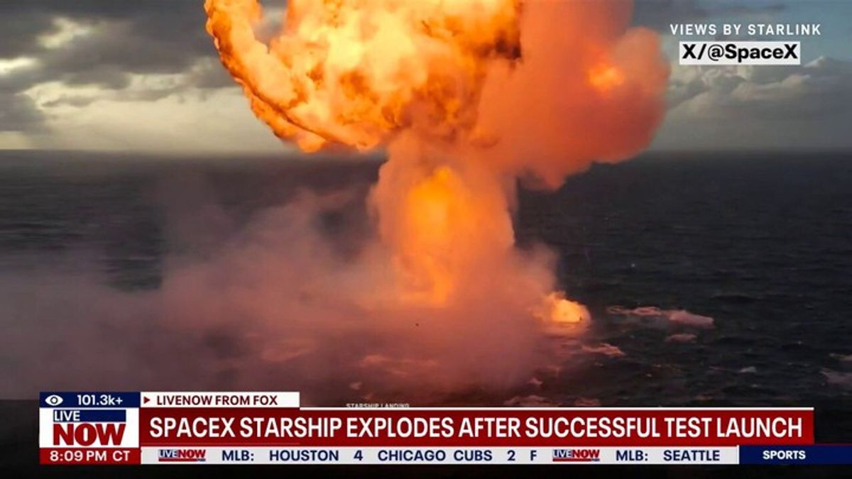 Dramatic splashdown of SpaceX Starship