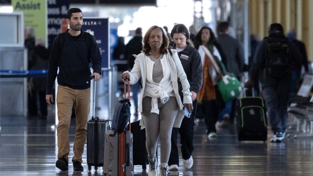 Holiday Travel Outlook: What to Expect If You Plan to Drive or Fly ...
