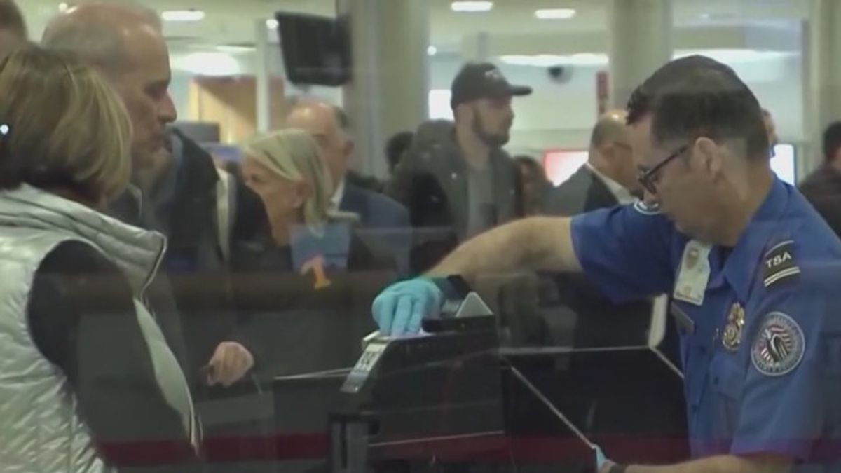 TSA agents lose out on first paycheck since freeze of DHS funding ...