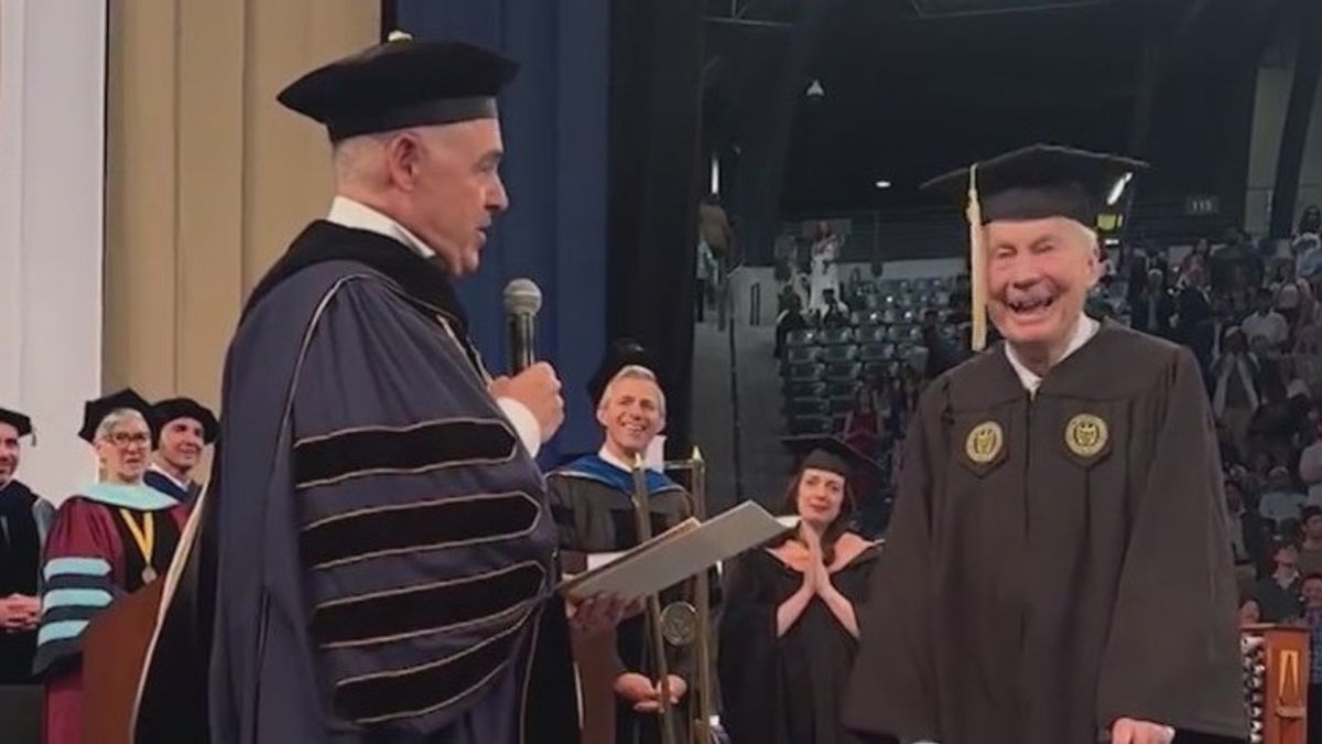 Retired Army Col. attends college graduation ceremony at 88-years-old ...