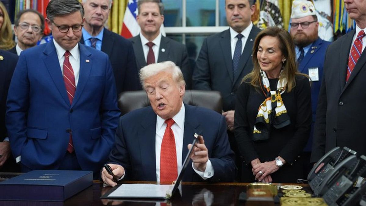 President Trump signs bill to reopen government as Dems lose health ...