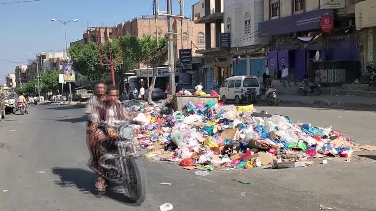 Garbage piles up in Yemen's Taiz after Houthi forces encircle the city ...