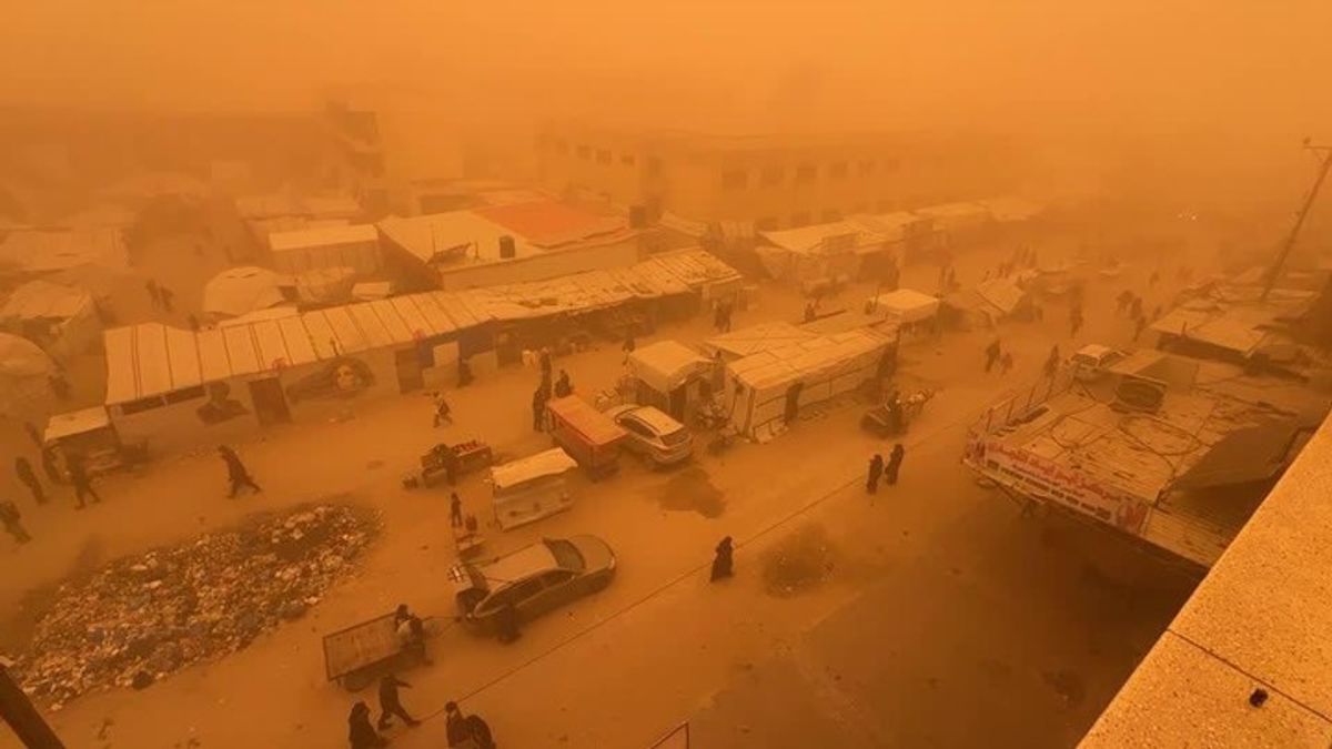 Sandstorm hits tent camps housing displaced families in Gaza | Haystack ...