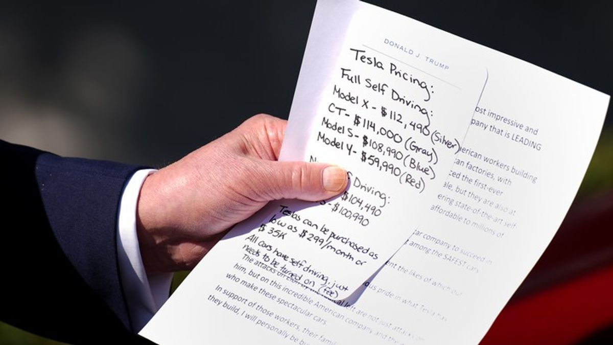 Trump Photographed With Notes That Look Like a Sales Pitch for Tesla at ...